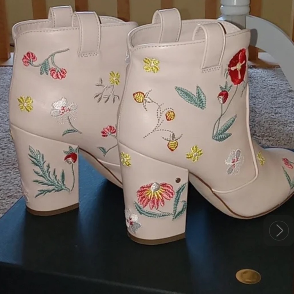 Embroidered leather Boots - Picture 2 of 6